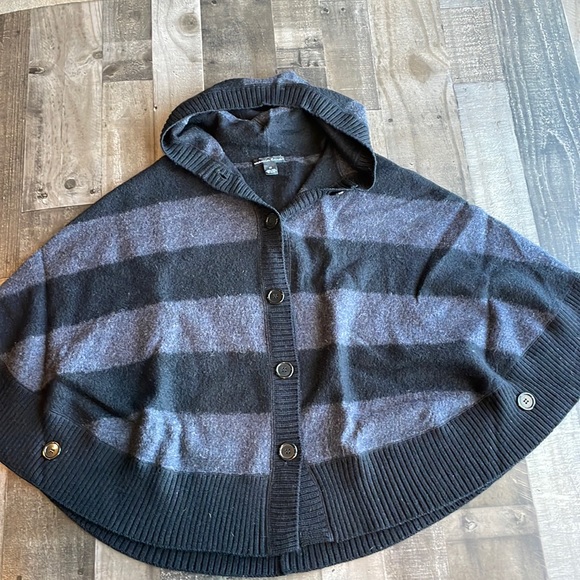 Marina Luna, hooded button front cape - Picture 1 of 9